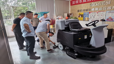 驾驶式扫地机哪个好？该怎么选择？