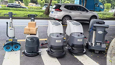 驾驶式洗地机要把稳什么事项